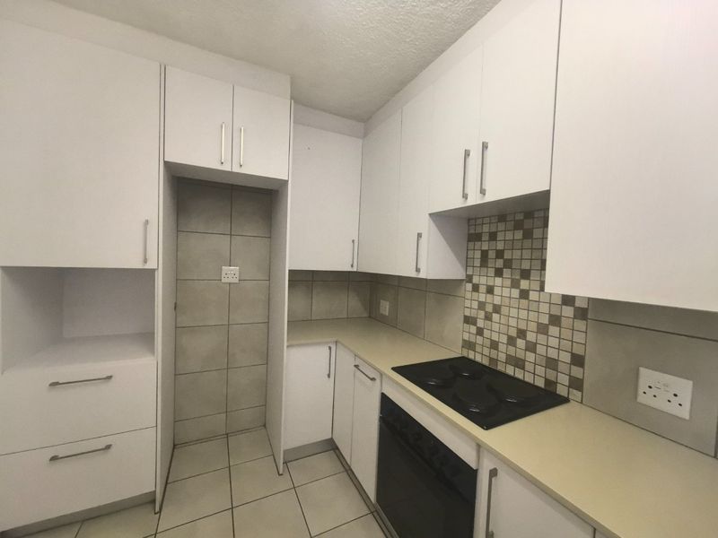 Spacious Classic Pet Friendly Townhouse with Investment Potential in Lyndhurst - Photo 5