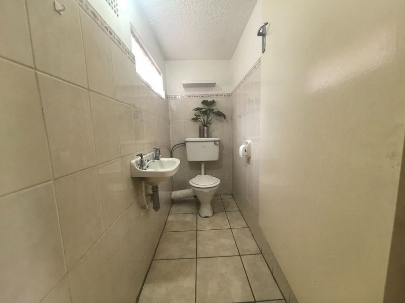 Spacious Classic Pet Friendly Townhouse with Investment Potential in Lyndhurst - Photo 10