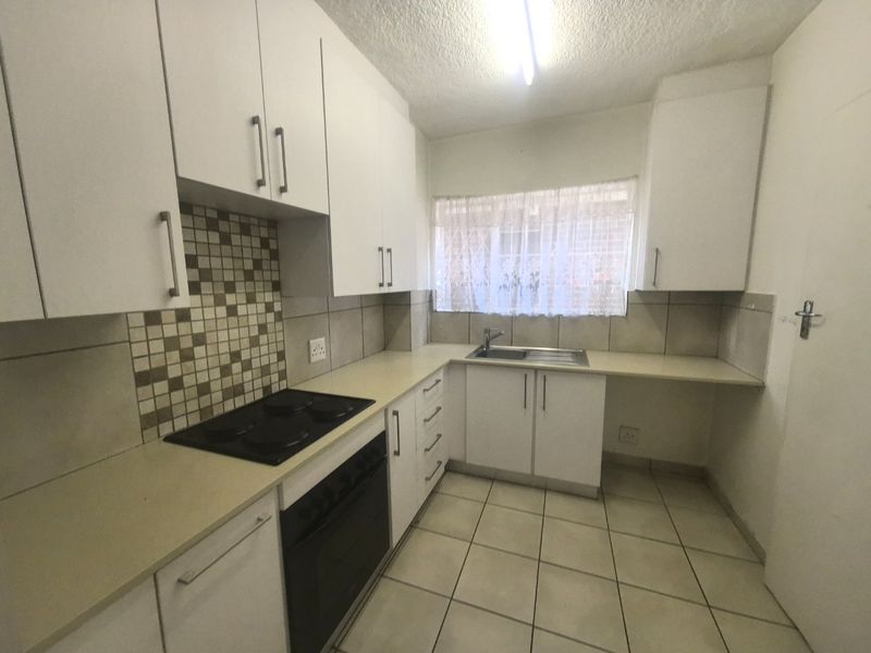 Spacious Classic Pet Friendly Townhouse with Investment Potential in Lyndhurst - Photo 6