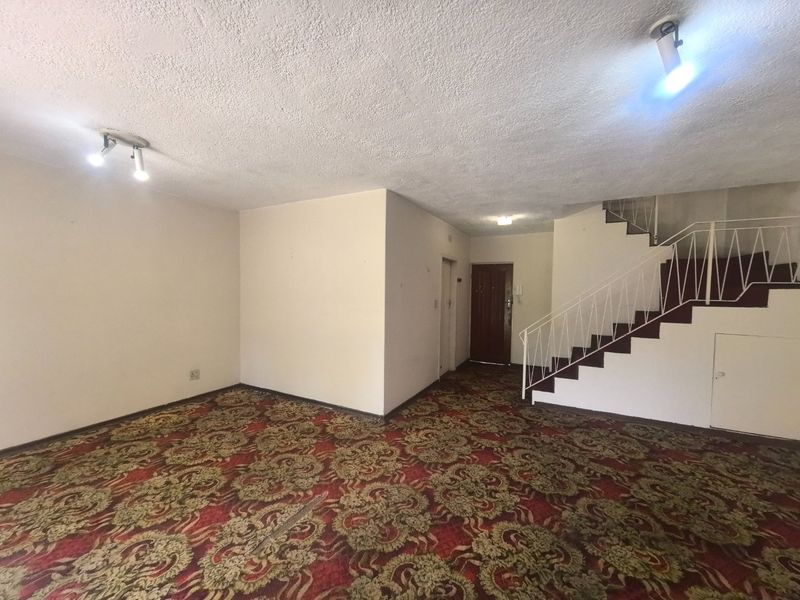 Spacious Classic Pet Friendly Townhouse with Investment Potential in Lyndhurst - Photo 7