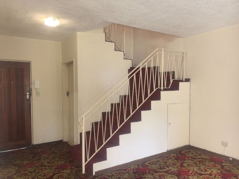 Spacious Classic Pet Friendly Townhouse with Investment Potential in Lyndhurst - Photo 8