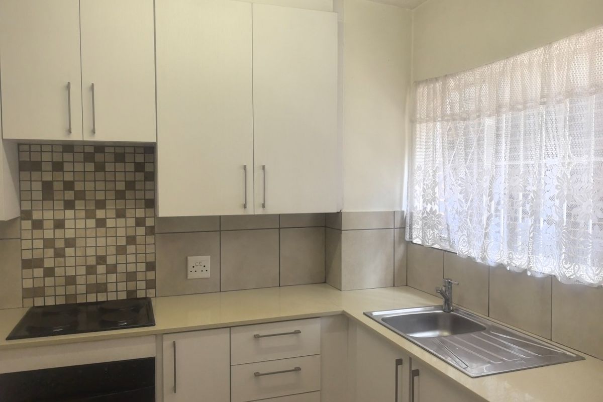 Spacious Classic Pet Friendly Townhouse with Investment Potential in Lyndhurst - Photo 3
