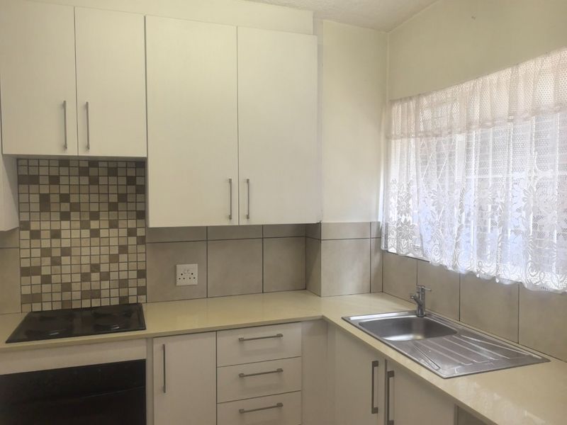 Spacious Classic Pet Friendly Townhouse with Investment Potential in Lyndhurst - Photo 3