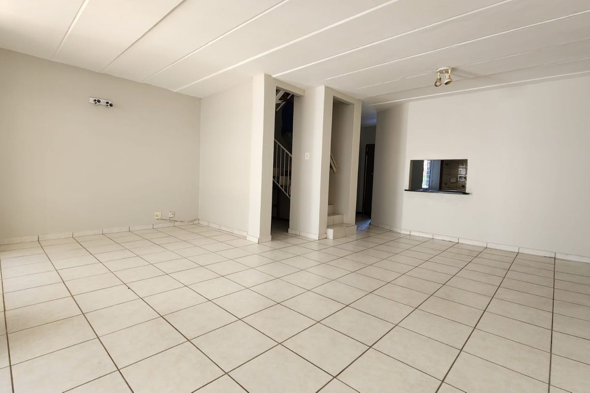 Charming 3-Bedroom Duplex with Garden Retreat - Photo 3