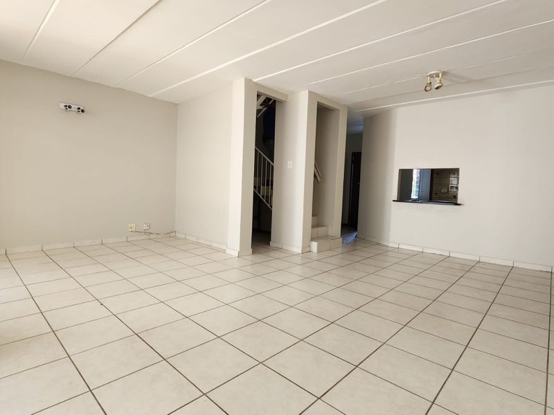 Charming 3-Bedroom Duplex with Garden Retreat - Photo 3