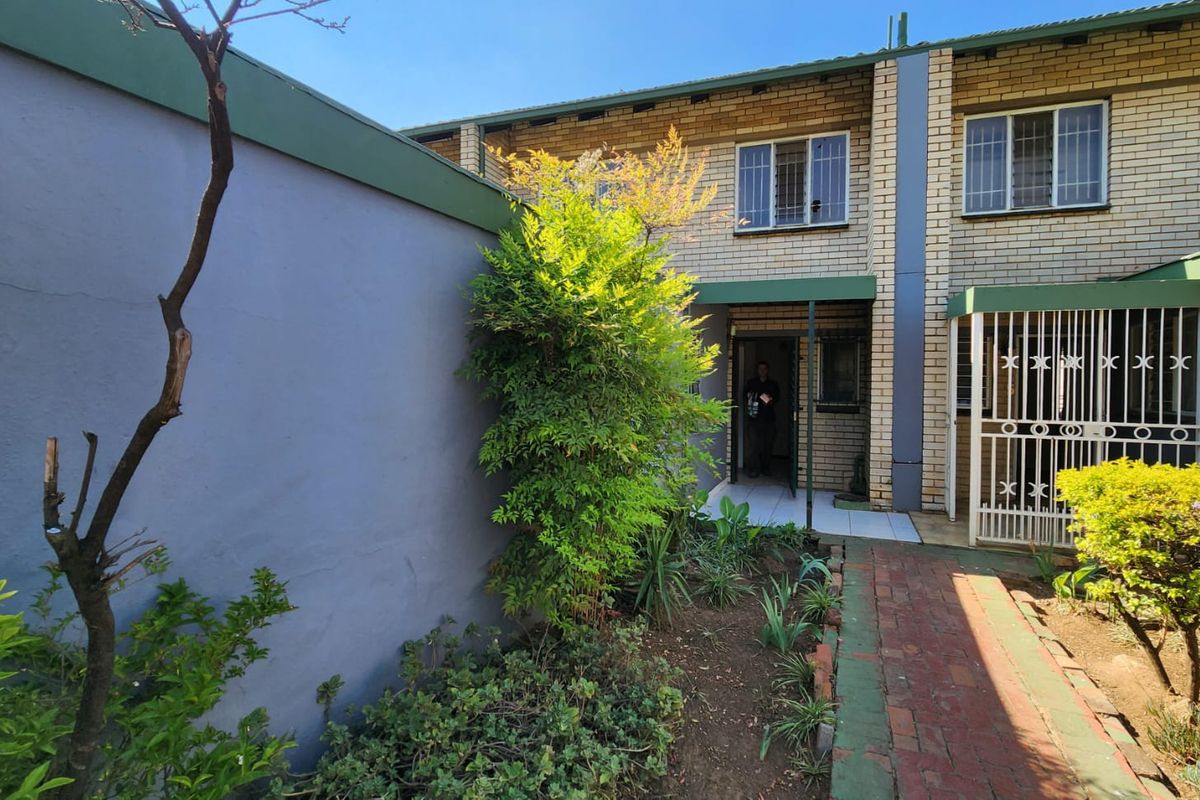 Charming 3-Bedroom Duplex with Garden Retreat - Photo 2