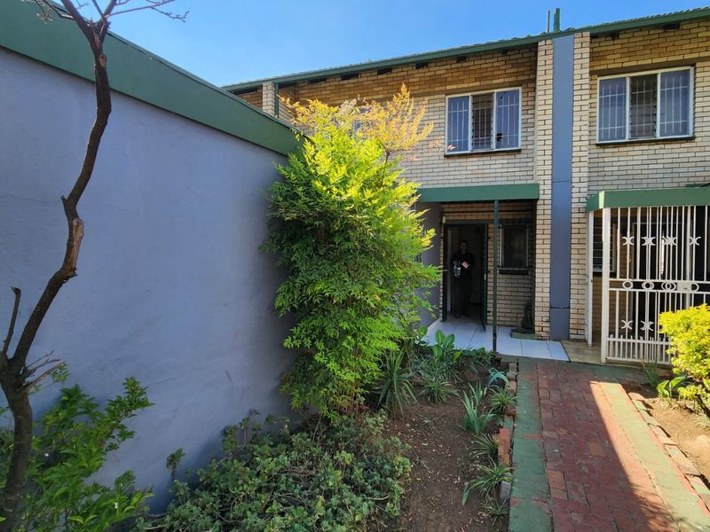 Charming 3-Bedroom Duplex with Garden Retreat - Photo 2