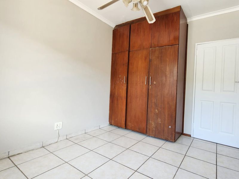 Charming 3-Bedroom Duplex with Garden Retreat - Photo 10