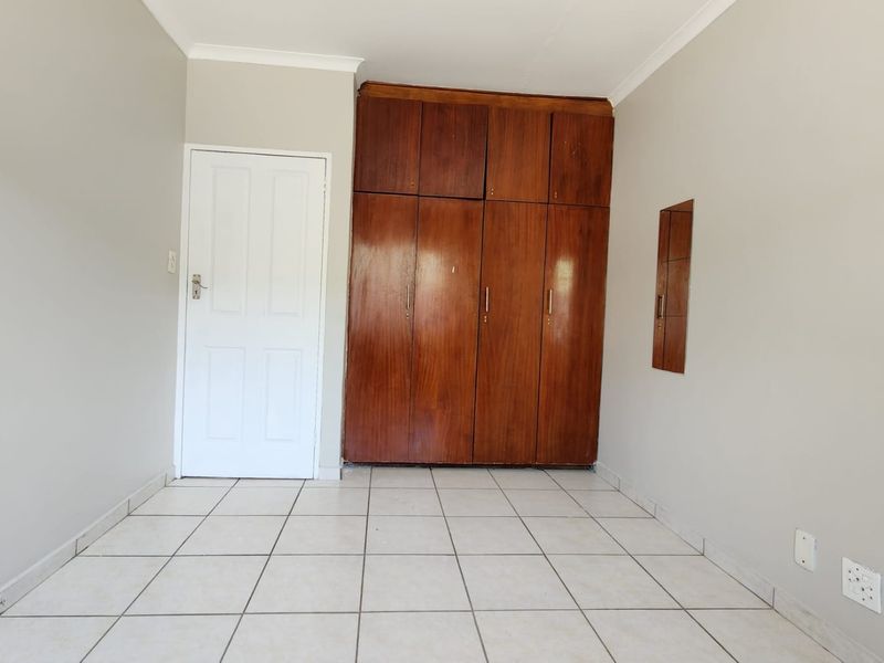 Charming 3-Bedroom Duplex with Garden Retreat - Photo 9