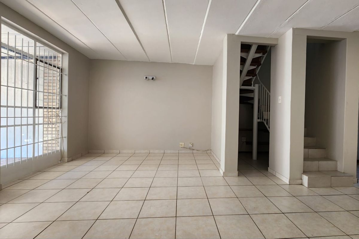 Charming 3-Bedroom Duplex with Garden Retreat - Photo 4