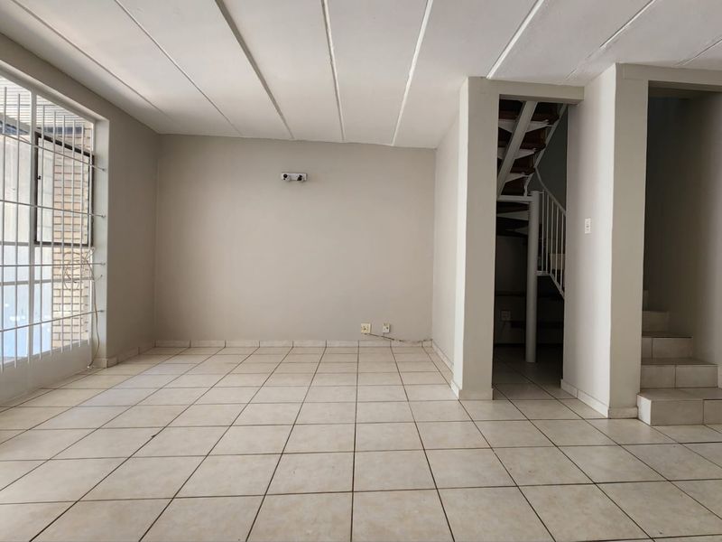 Charming 3-Bedroom Duplex with Garden Retreat - Photo 4