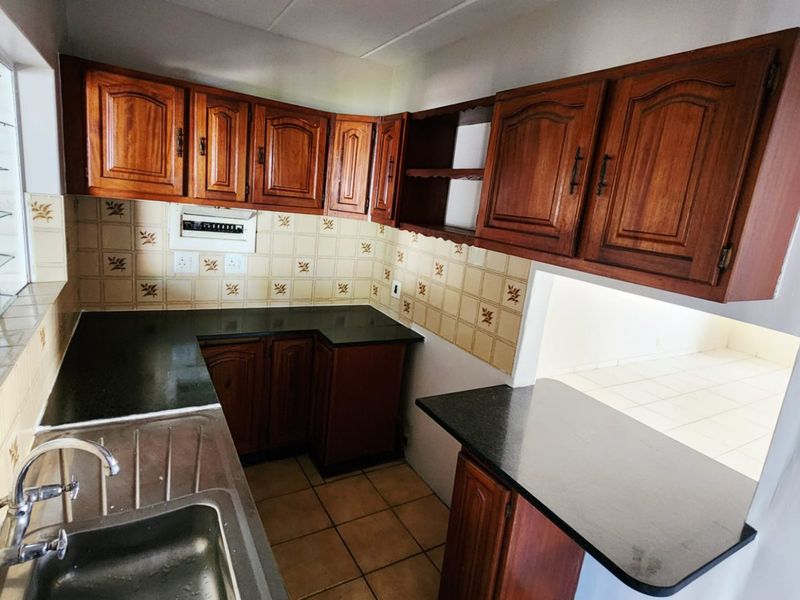 Charming 3-Bedroom Duplex with Garden Retreat - Photo 6