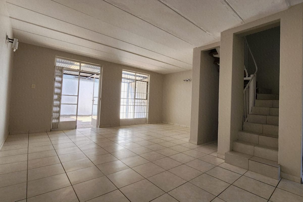 Charming 3-Bedroom Duplex with Garden Retreat - Photo 5