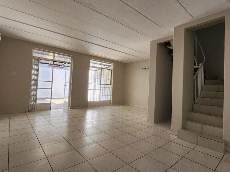 Charming 3-Bedroom Duplex with Garden Retreat - Photo 5