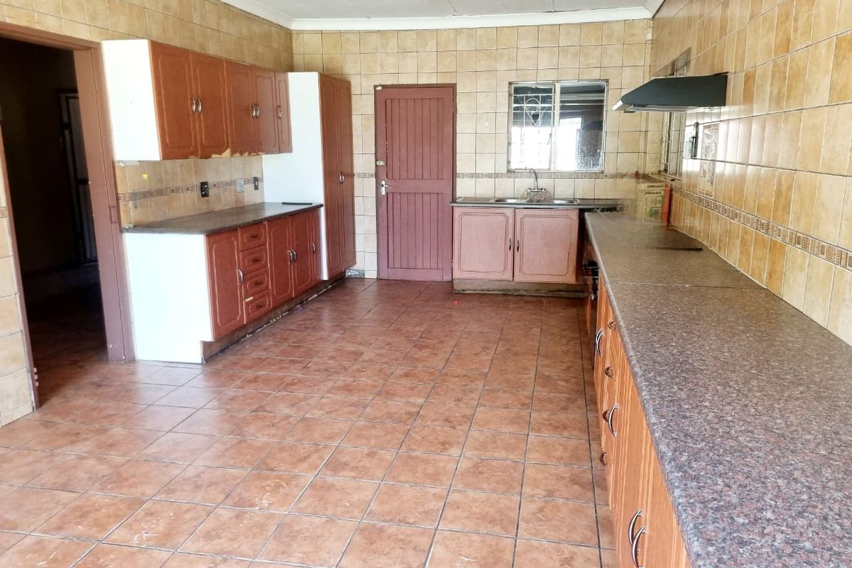 Spacious 3 Bedroom Home with Endless Potential! - Photo 2