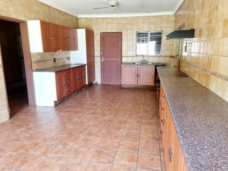 Spacious 3 Bedroom Home with Endless Potential! - Photo 2