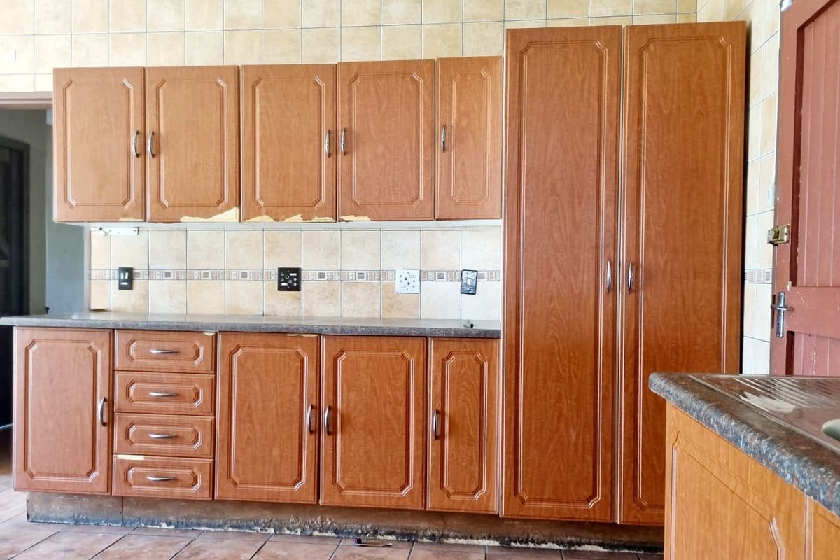 Spacious 3 Bedroom Home with Endless Potential! - Photo 4