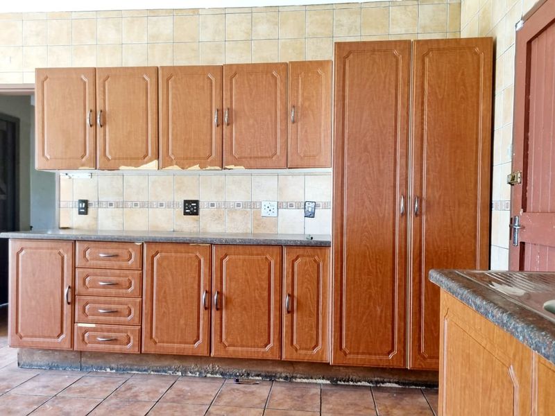 Spacious 3 Bedroom Home with Endless Potential! - Photo 4