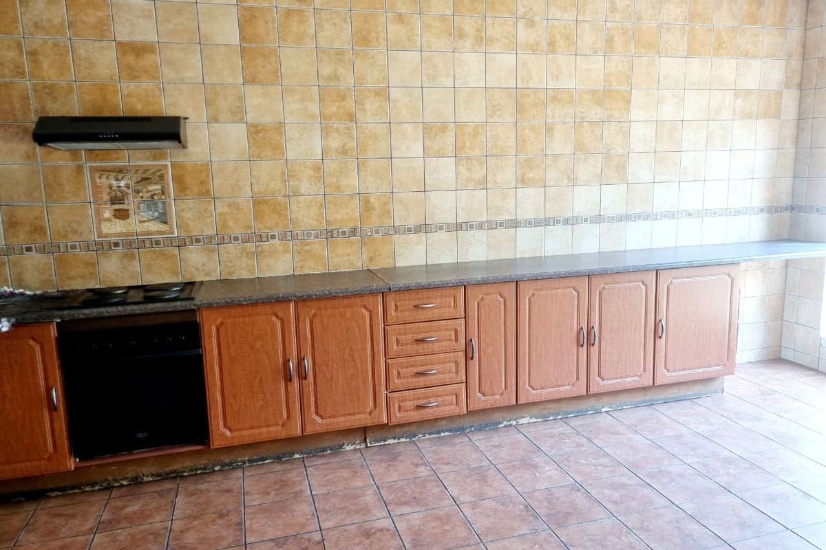 Spacious 3 Bedroom Home with Endless Potential! - Photo 5