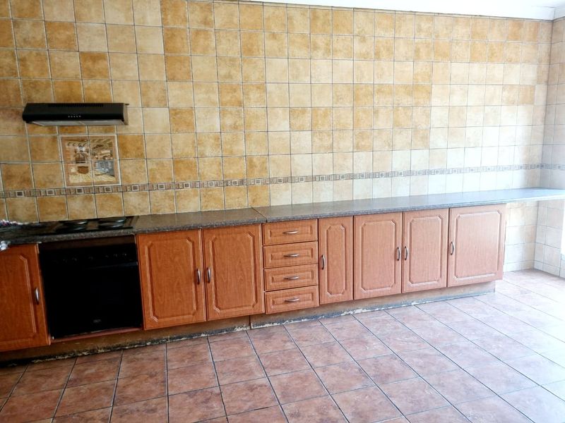 Spacious 3 Bedroom Home with Endless Potential! - Photo 5