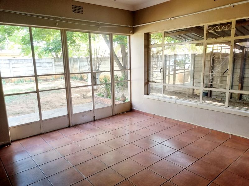 Spacious 3 Bedroom Home with Endless Potential! - Photo 3