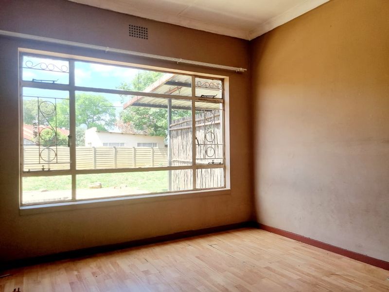 Spacious 3 Bedroom Home with Endless Potential! - Photo 9