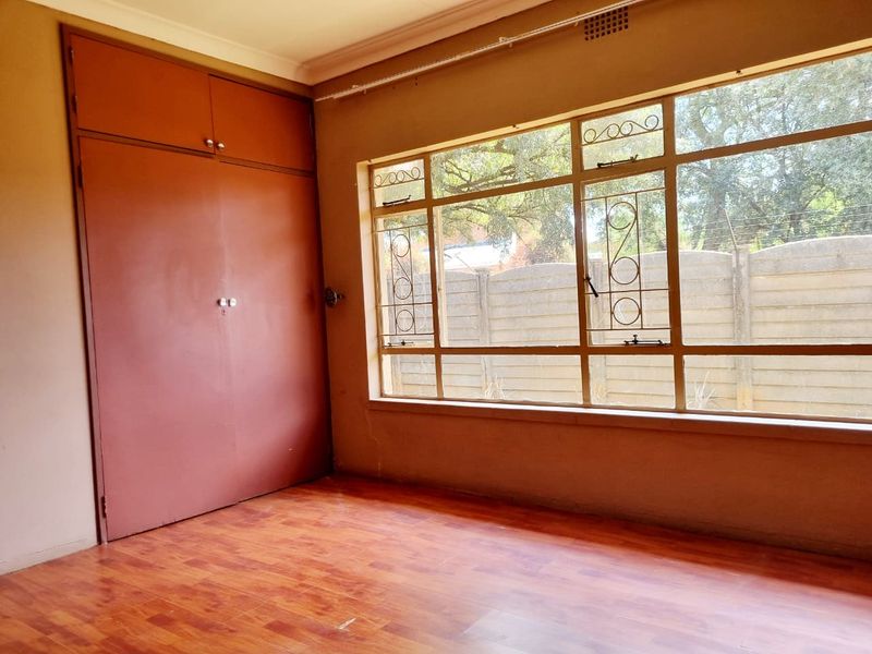 Spacious 3 Bedroom Home with Endless Potential! - Photo 8