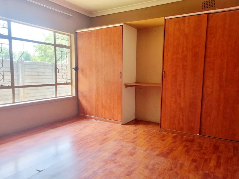 Spacious 3 Bedroom Home with Endless Potential! - Photo 7