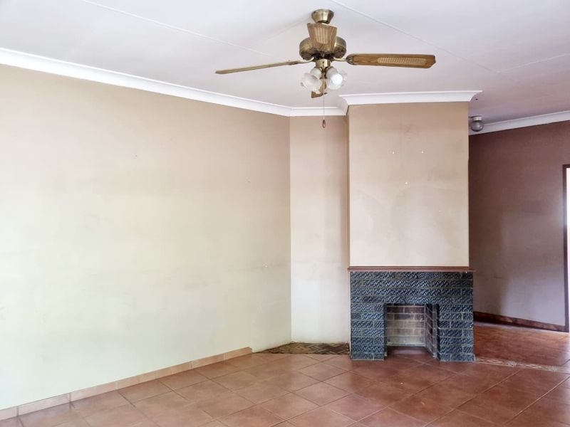 Spacious 3 Bedroom Home with Endless Potential! - Photo 6