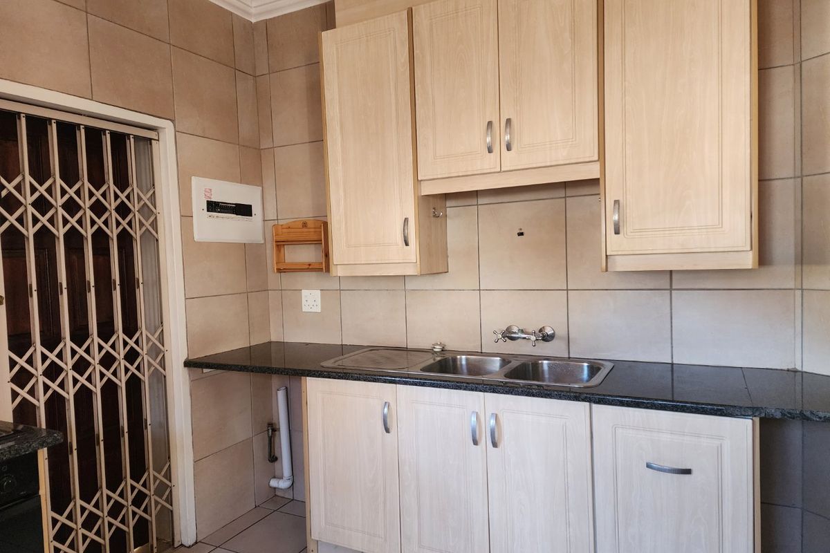 2 BEDROOM TOWNHOUSE IN DORINGKRUIN - Photo 3