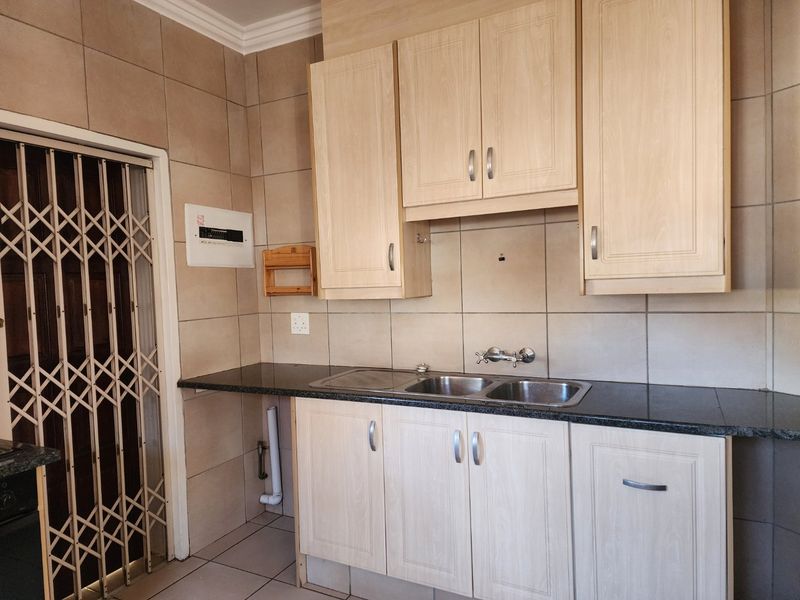 2 BEDROOM TOWNHOUSE IN DORINGKRUIN - Photo 3