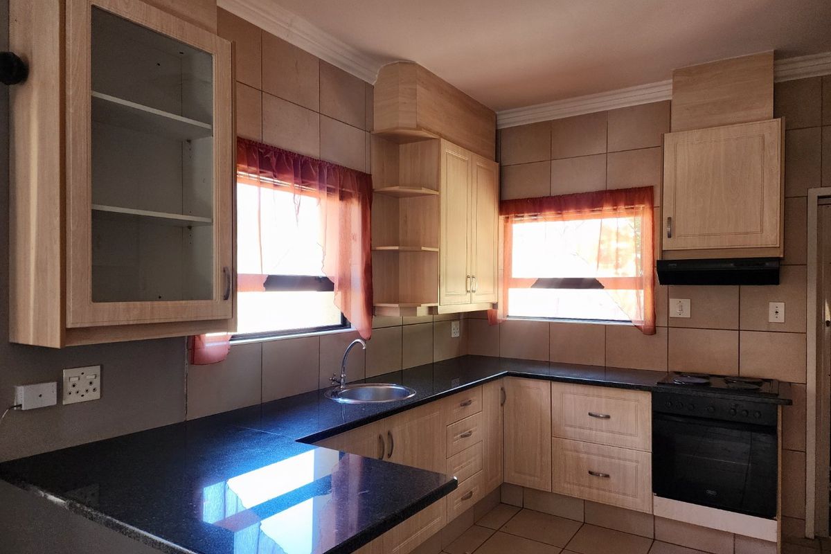 2 BEDROOM TOWNHOUSE IN DORINGKRUIN - Photo 2