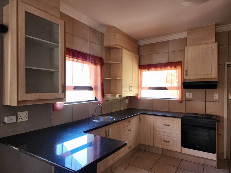 2 BEDROOM TOWNHOUSE IN DORINGKRUIN - Photo 2