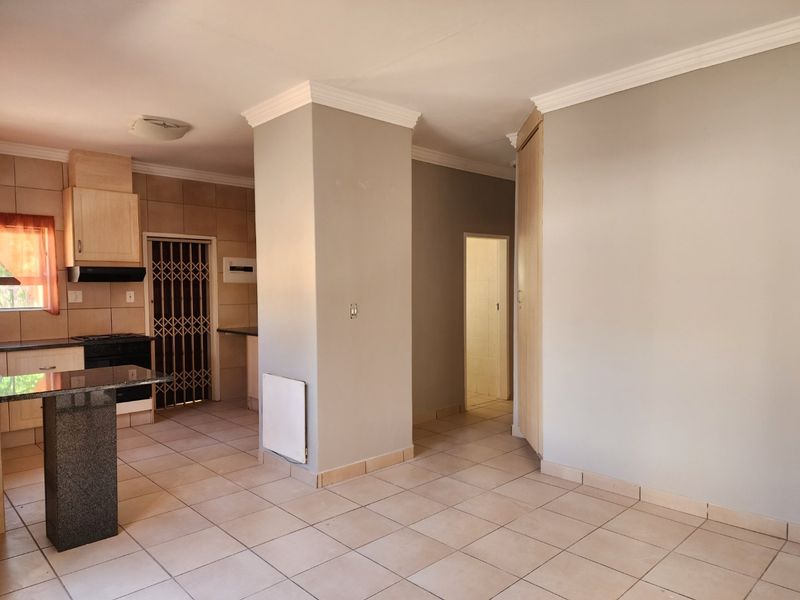 2 BEDROOM TOWNHOUSE IN DORINGKRUIN - Photo 4
