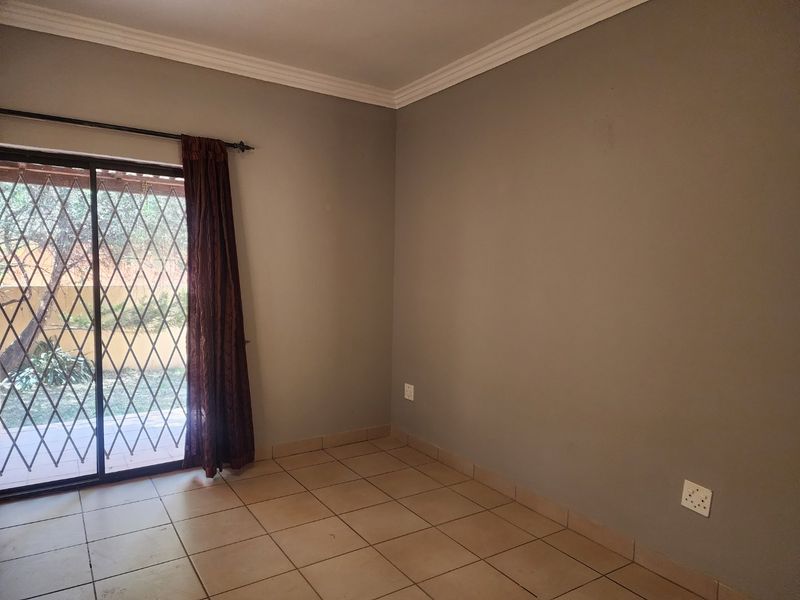 2 BEDROOM TOWNHOUSE IN DORINGKRUIN - Photo 9