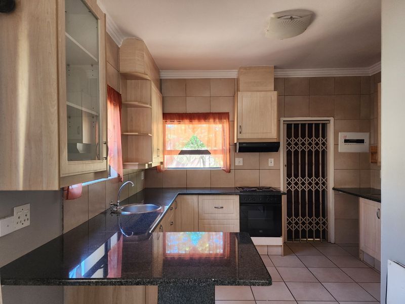 2 BEDROOM TOWNHOUSE IN DORINGKRUIN - Photo 1