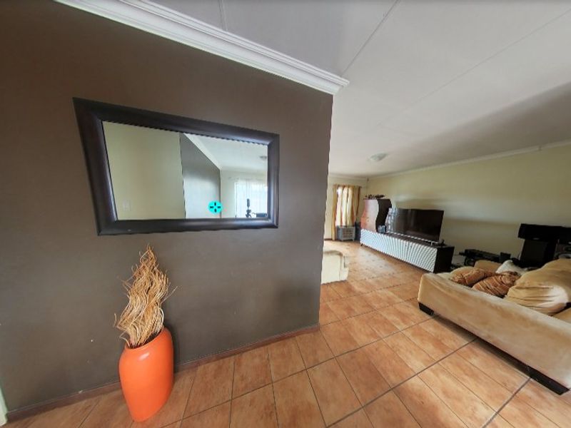 Stunning 3-Bedroom, 2-Bathroom Townhouse in Montana, Pretoria - Photo 4