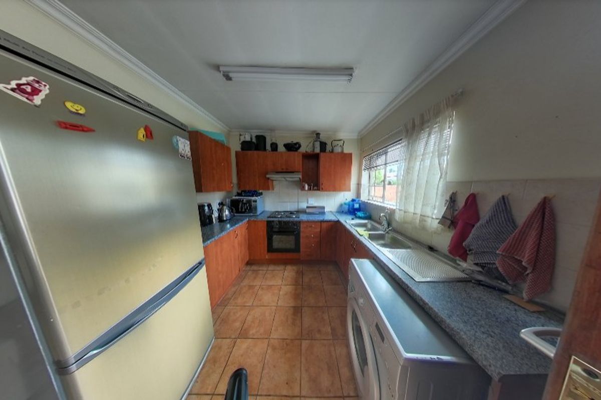 Stunning 3-Bedroom, 2-Bathroom Townhouse in Montana, Pretoria - Photo 5