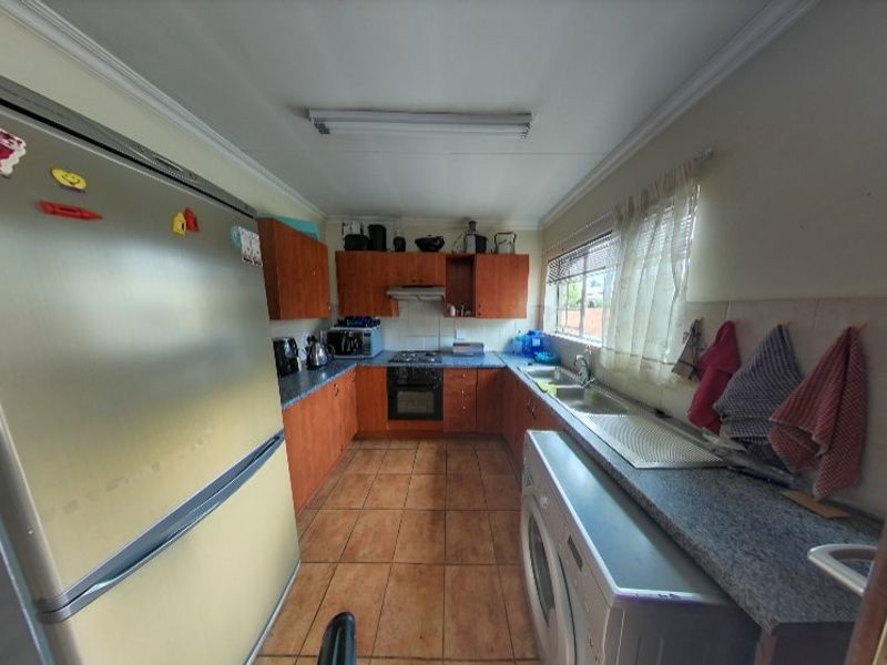 Stunning 3-Bedroom, 2-Bathroom Townhouse in Montana, Pretoria - Photo 5