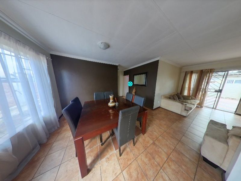 Stunning 3-Bedroom, 2-Bathroom Townhouse in Montana, Pretoria - Photo 3