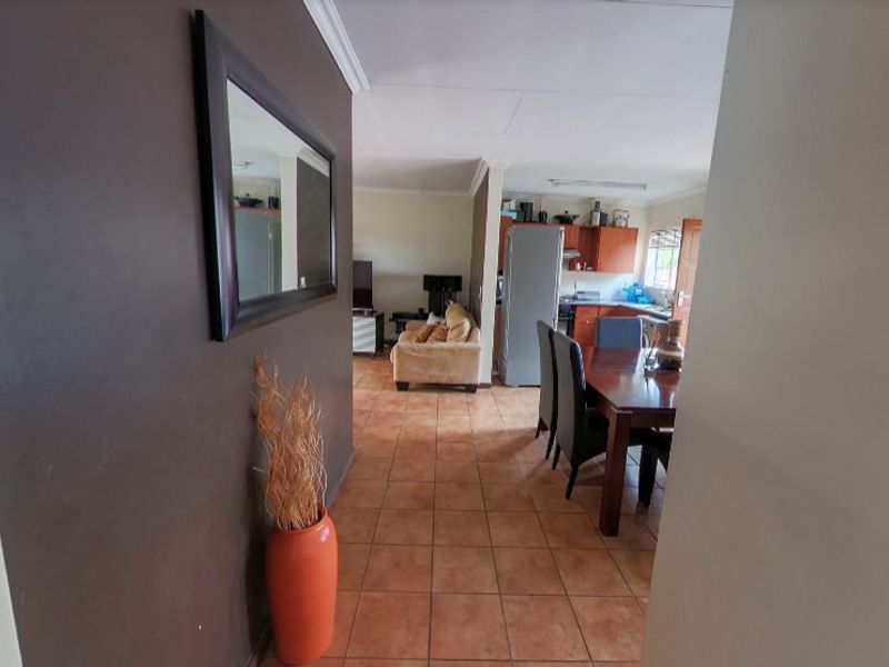 Stunning 3-Bedroom, 2-Bathroom Townhouse in Montana, Pretoria - Photo 7