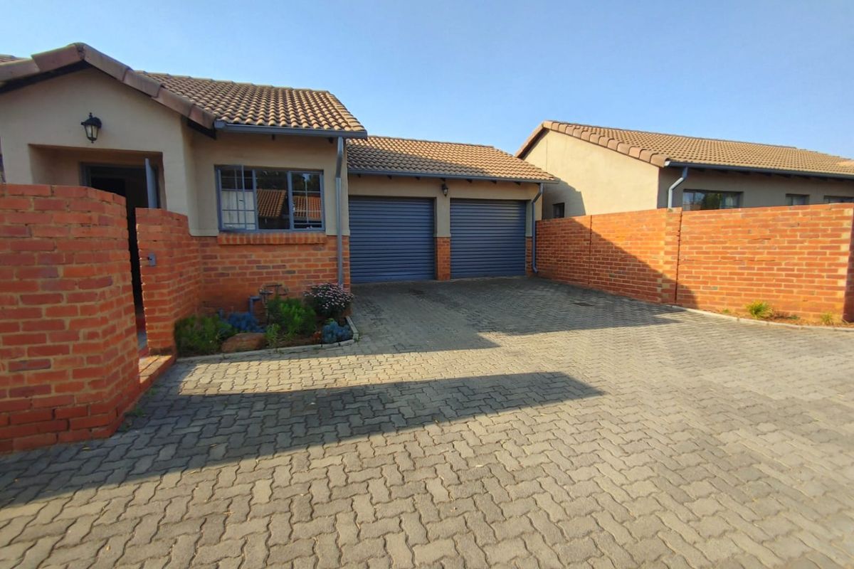 Stunning 3-Bedroom, 2-Bathroom Townhouse in Montana, Pretoria - Photo 2