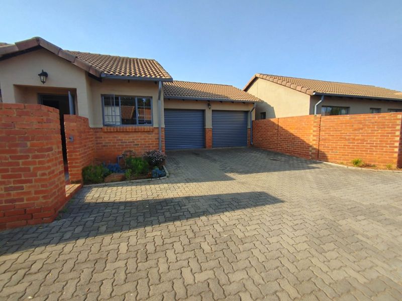 Stunning 3-Bedroom, 2-Bathroom Townhouse in Montana, Pretoria - Photo 2