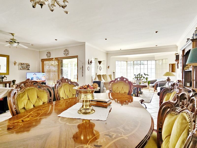 A spacious simplex with a pool in Three Rivers Proper. - Photo 3