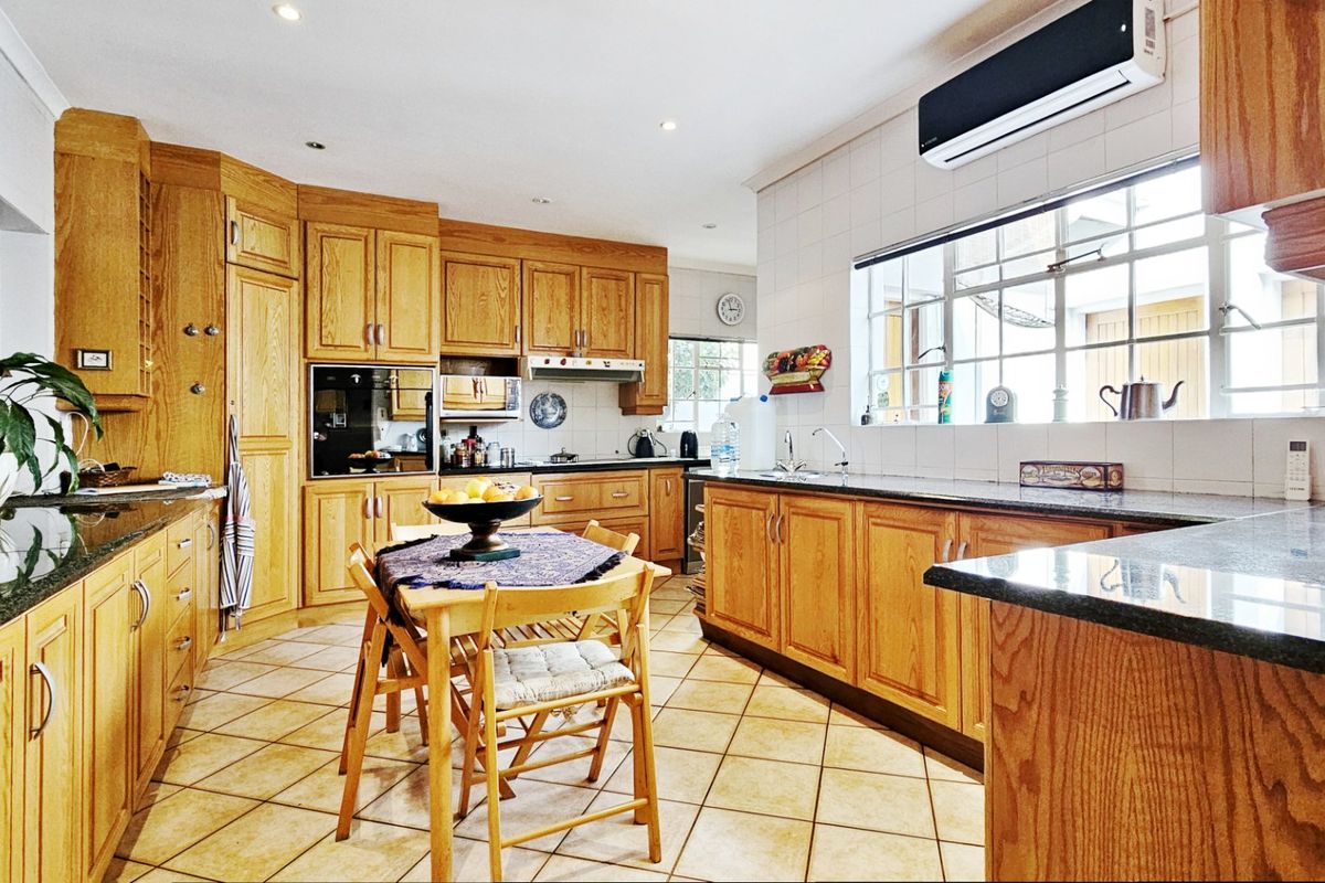 A spacious simplex with a pool in Three Rivers Proper. - Photo 4