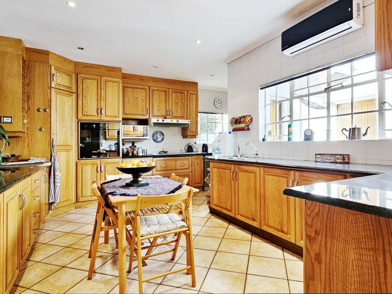 A spacious simplex with a pool in Three Rivers Proper. - Photo 4