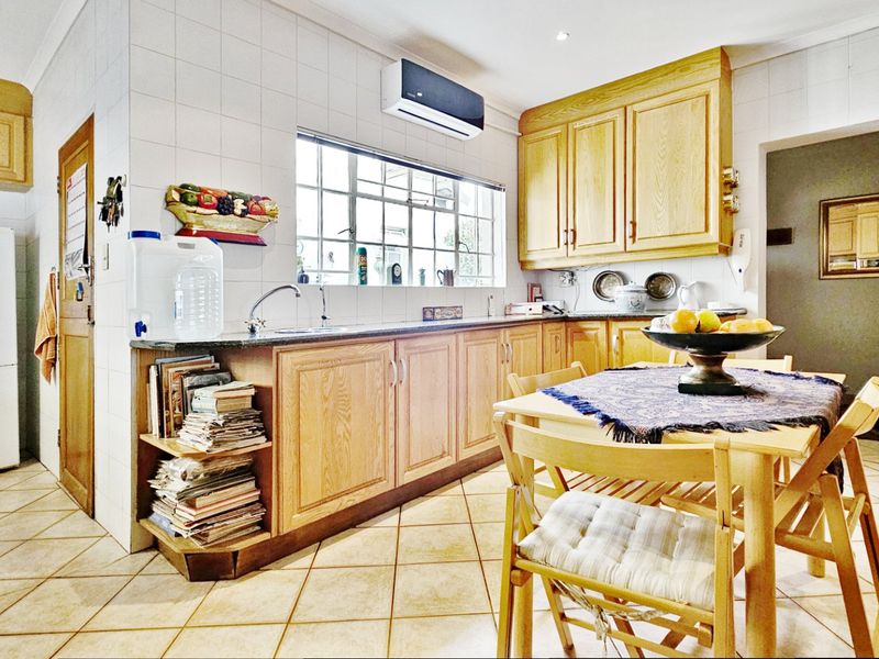 A spacious simplex with a pool in Three Rivers Proper. - Photo 10