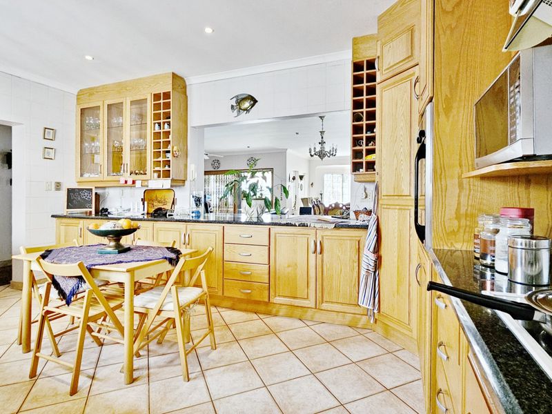 A spacious simplex with a pool in Three Rivers Proper. - Photo 9