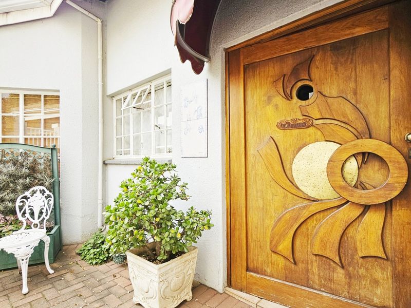 A spacious simplex with a pool in Three Rivers Proper. - Photo 8
