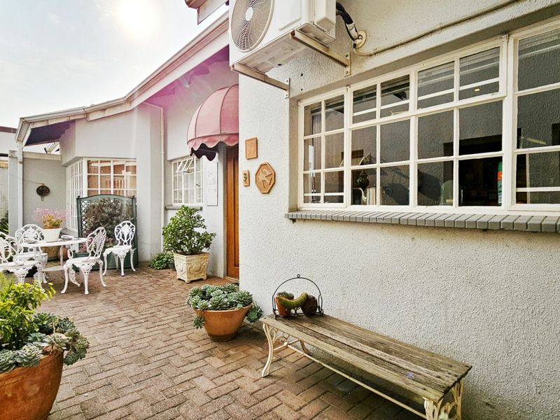 A spacious simplex with a pool in Three Rivers Proper. - Photo 7